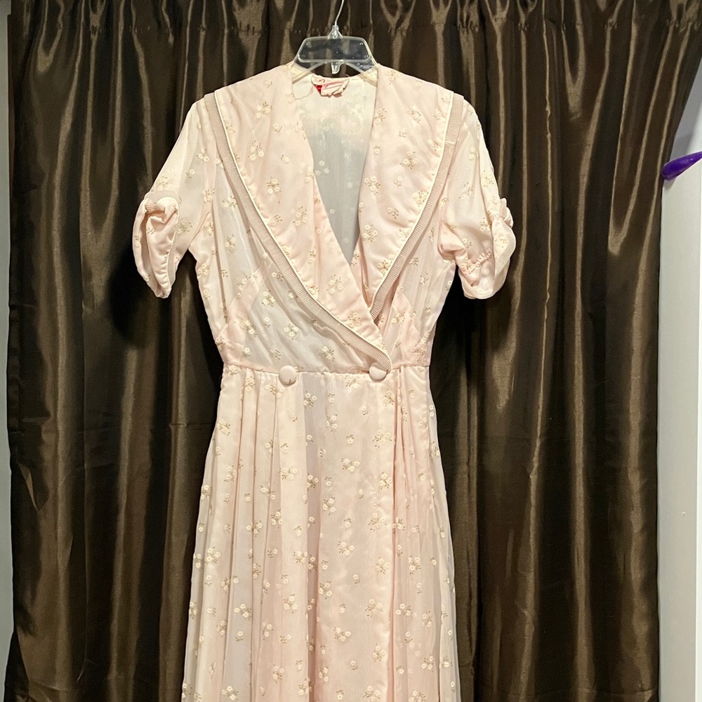 Vintage 1950's soft pink floral Bathrobe